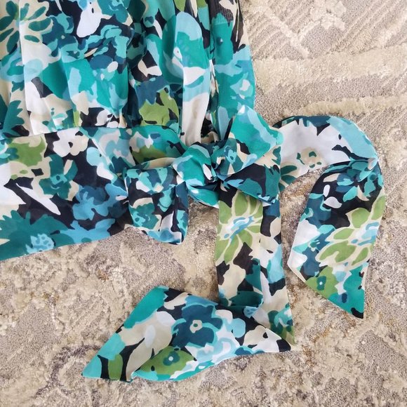 Top Blouse. Floral Print. Shades of Blue. A.N.A Brand. Size Medium. - Picture 6 of 9